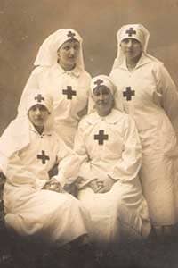 Dona Ana Guedes primeira em cima na fotografia (sentido da esquerda para a direita) com as suas Enfermeiras Voluntárias